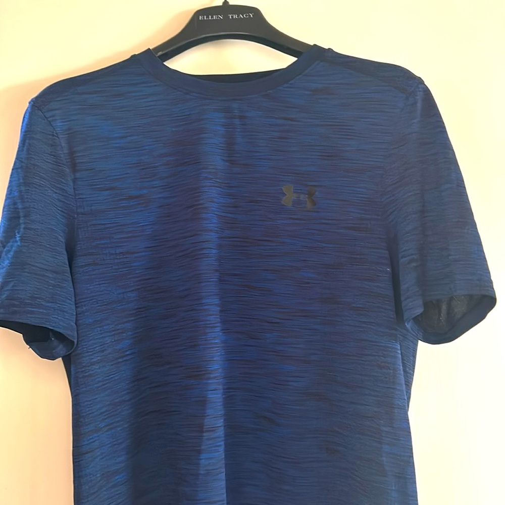 NWOT. Mens Under Armour Heat Gear athletic shirt in navy blue and black design.